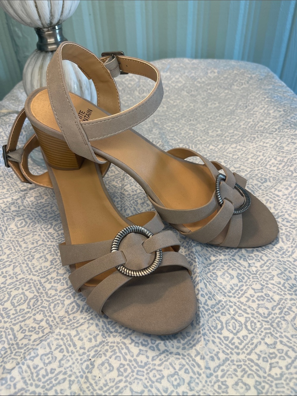 White Mountain Women’s Taupe Block Heel Sandals with Decorative Ring NEW sz 9,5